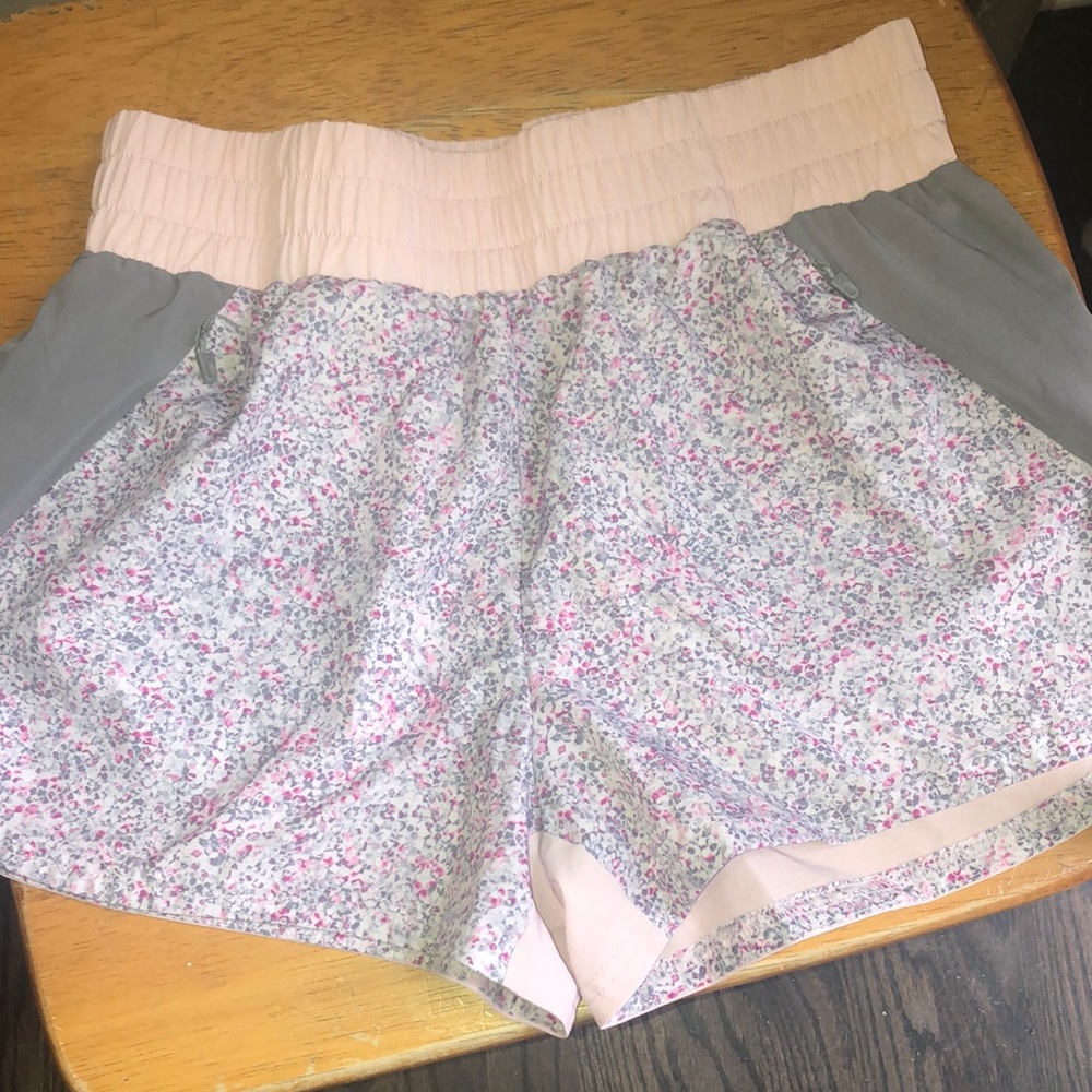 Gap fit pink floral shorts size S